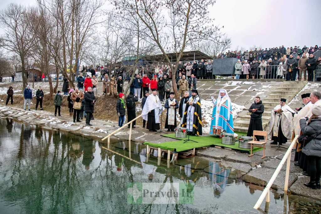 Водохреща біля річки, освячення води