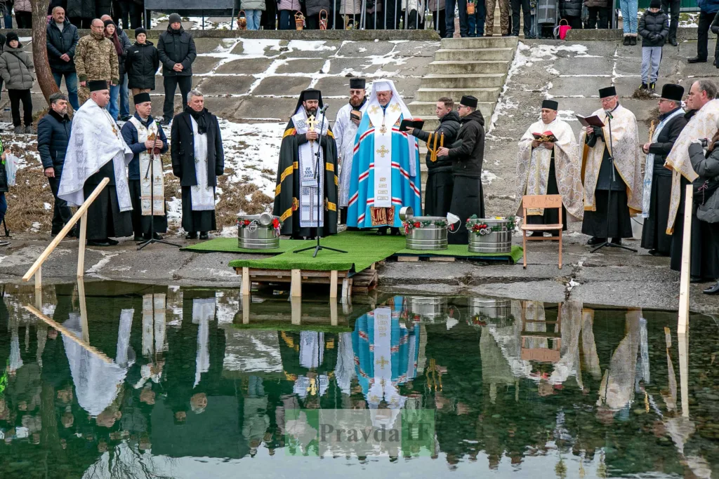 Водохреще, освячення води священиками біля річки