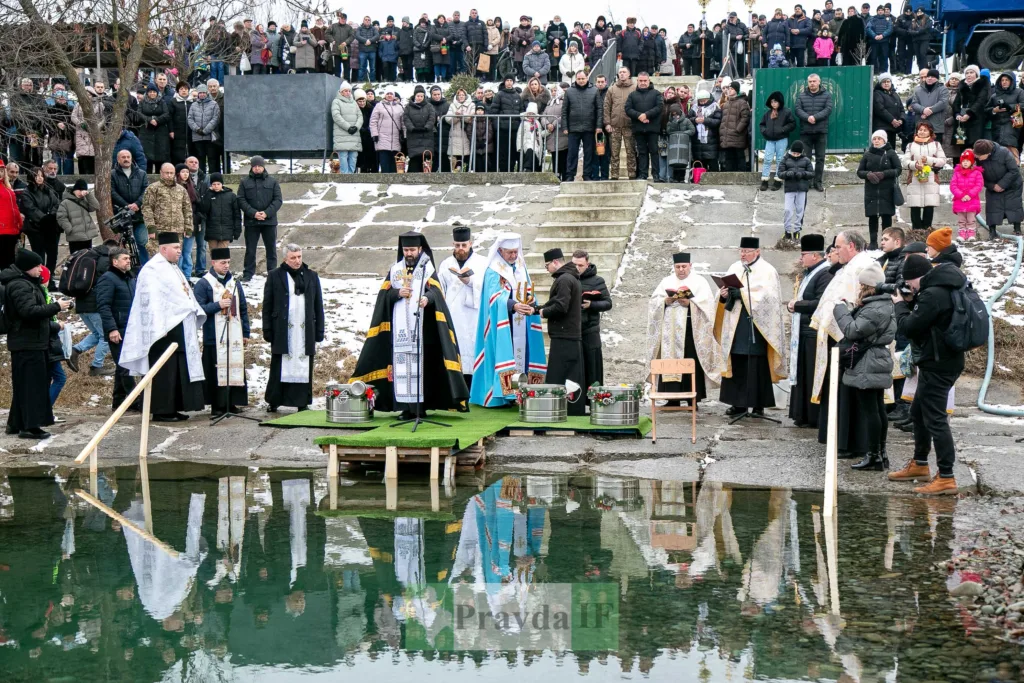 Освячення води на Водохреща біля річки