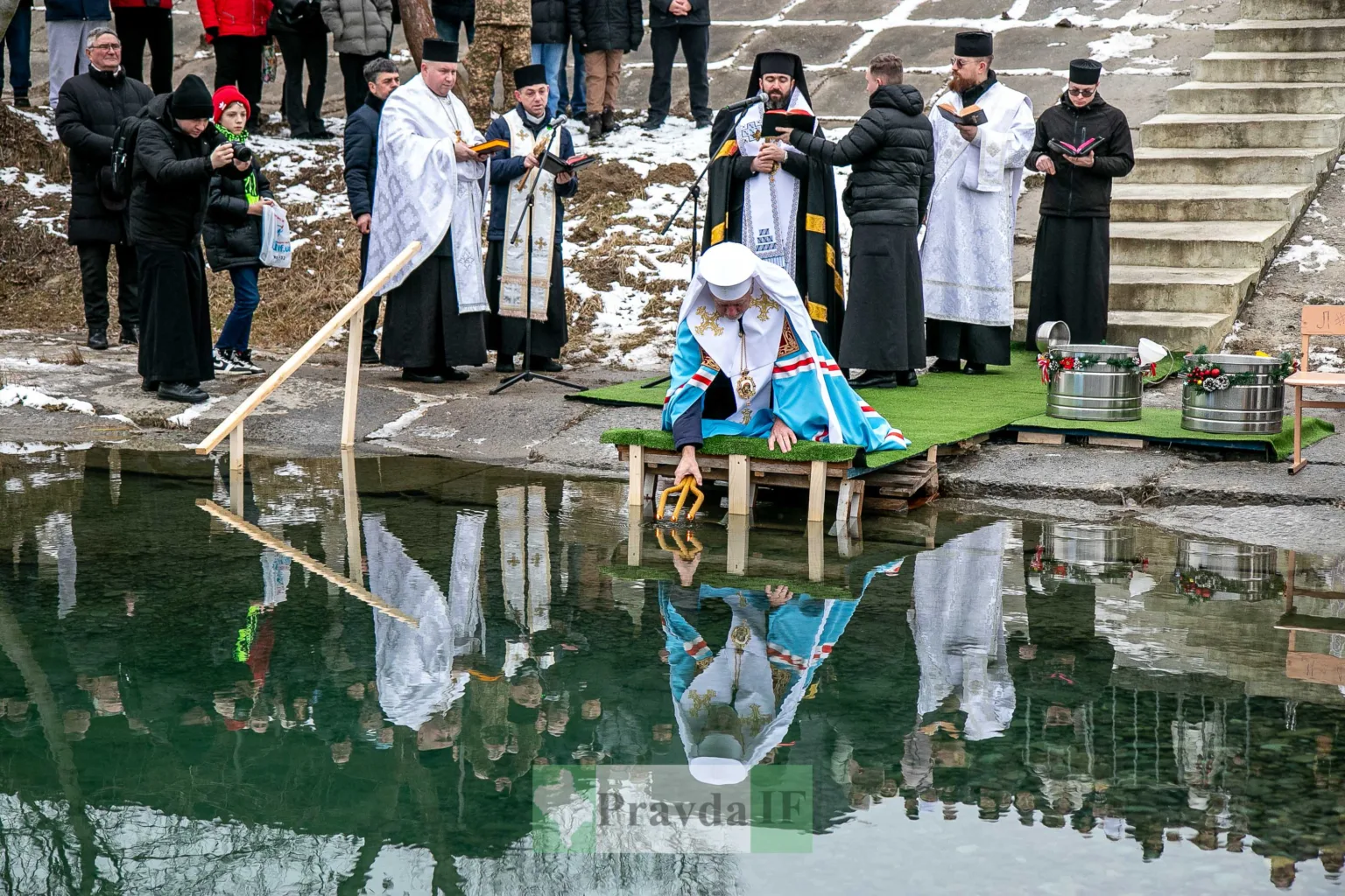 Освячення води на Водохреще священником біля річки