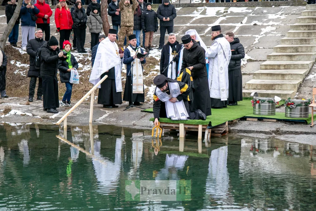 Освячення води на Водохреща священниками біля річки