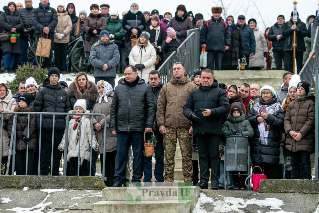 Люди зібралися на вуличному зимовому заході