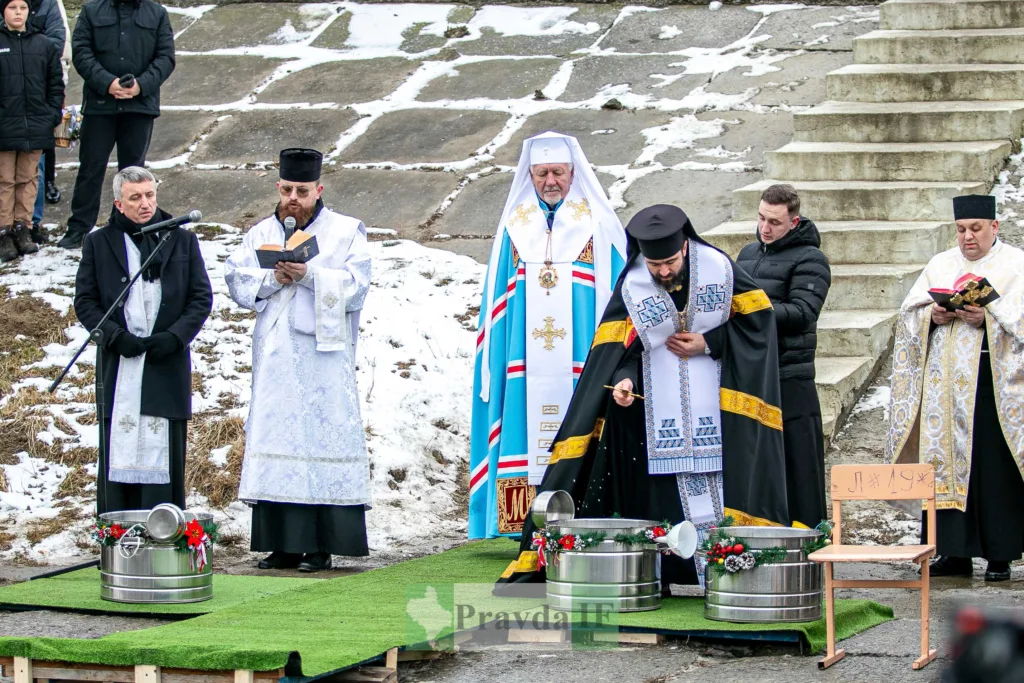 Священники освячують воду на Водохреща