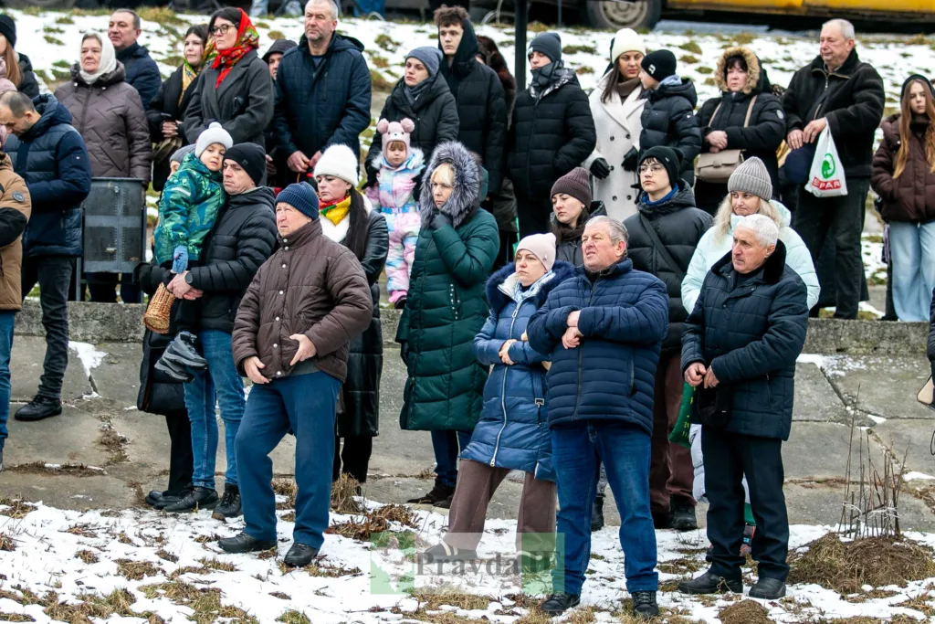 Люди на вулиці взимку під час події