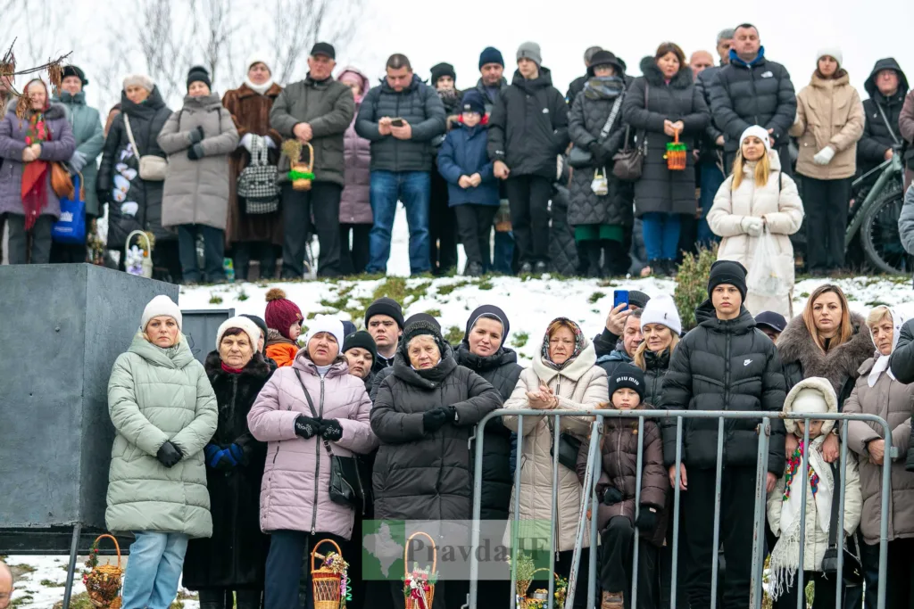 Люди на вуличному заході взимку