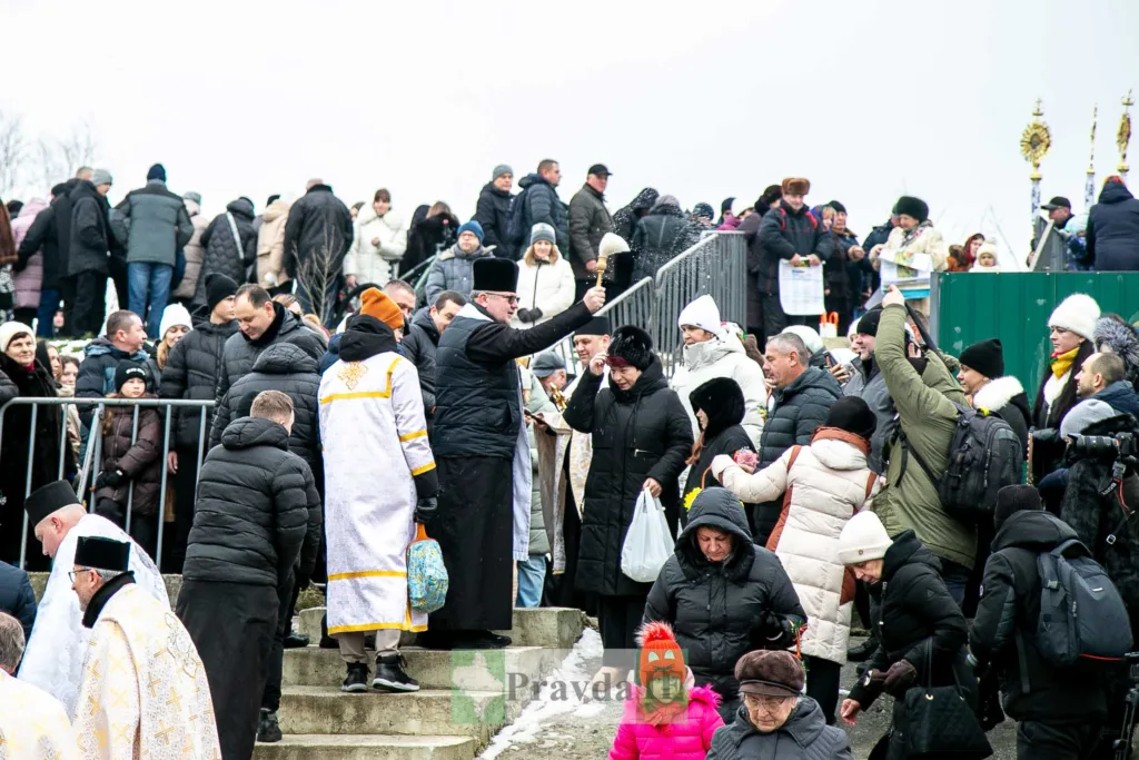 Священник освячує людей під час зимового обряду
