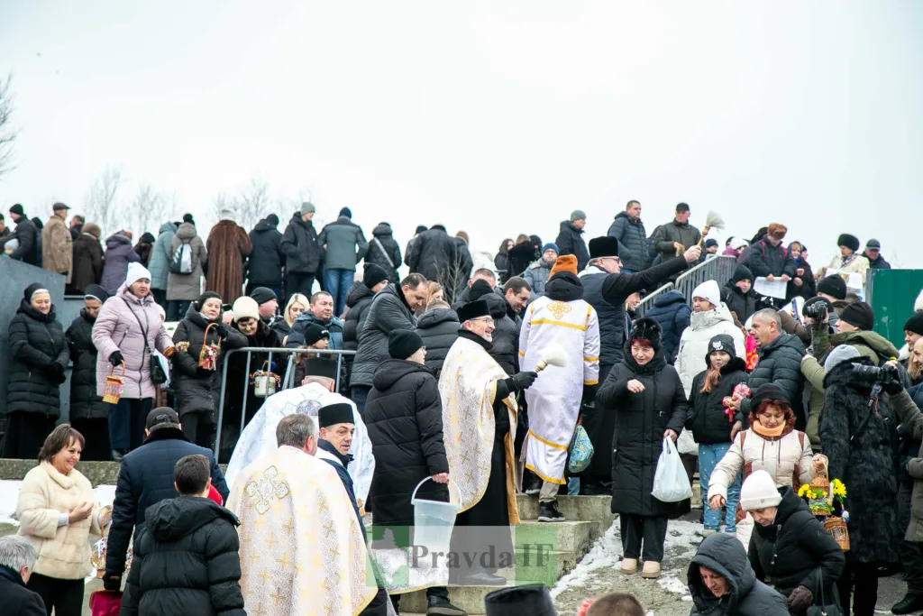 Освячення води на Водохреще у зимовий день