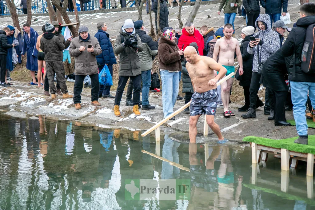 Люди купаються в ополонці на Водохреща