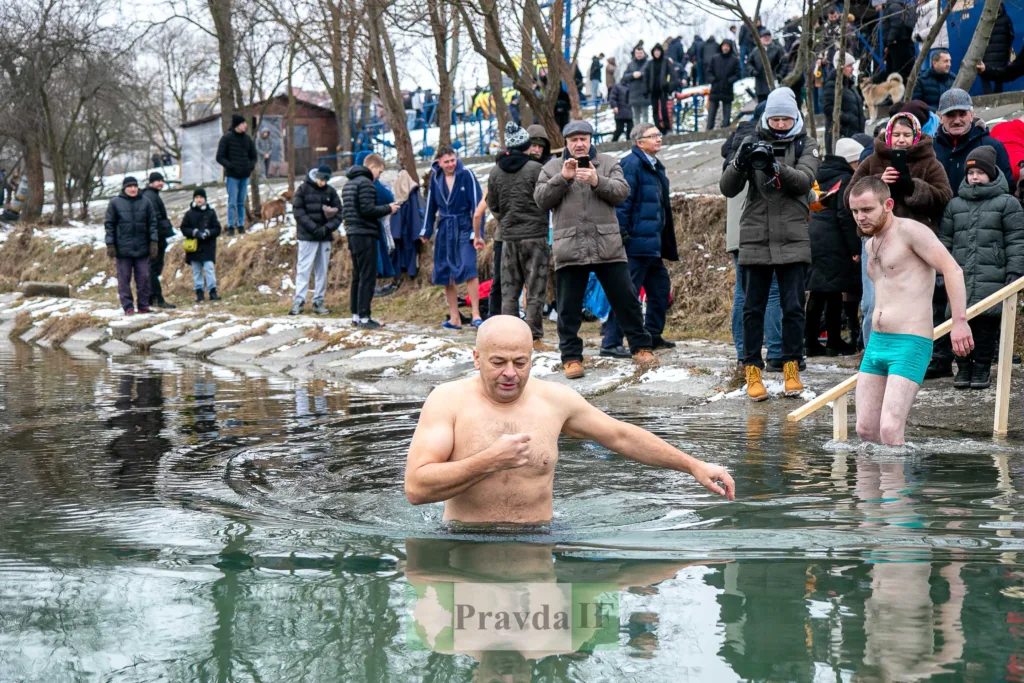 Люди купаються в ополонці на Водохреще