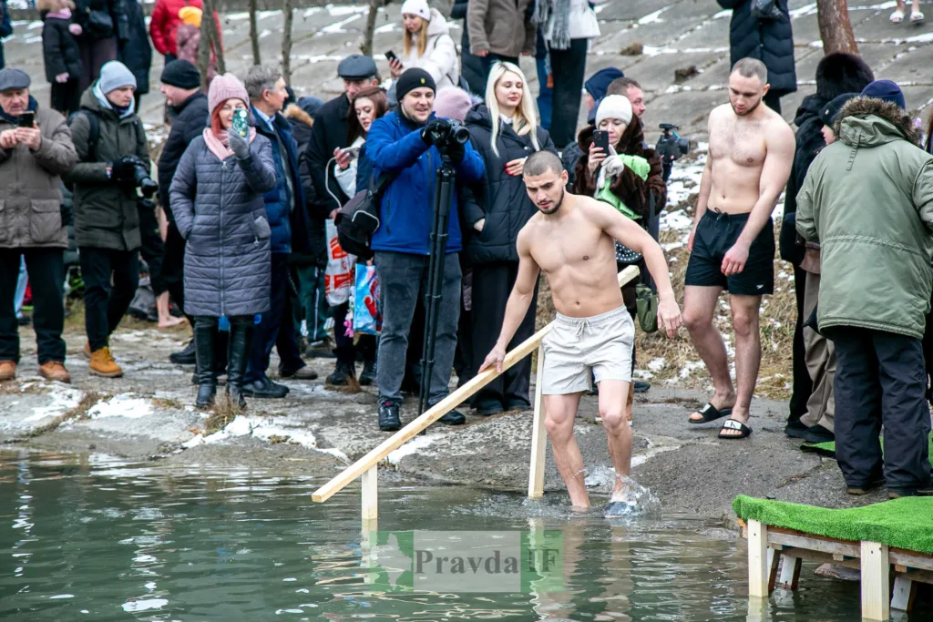 Купання в ополонці на Водохреще в Україні