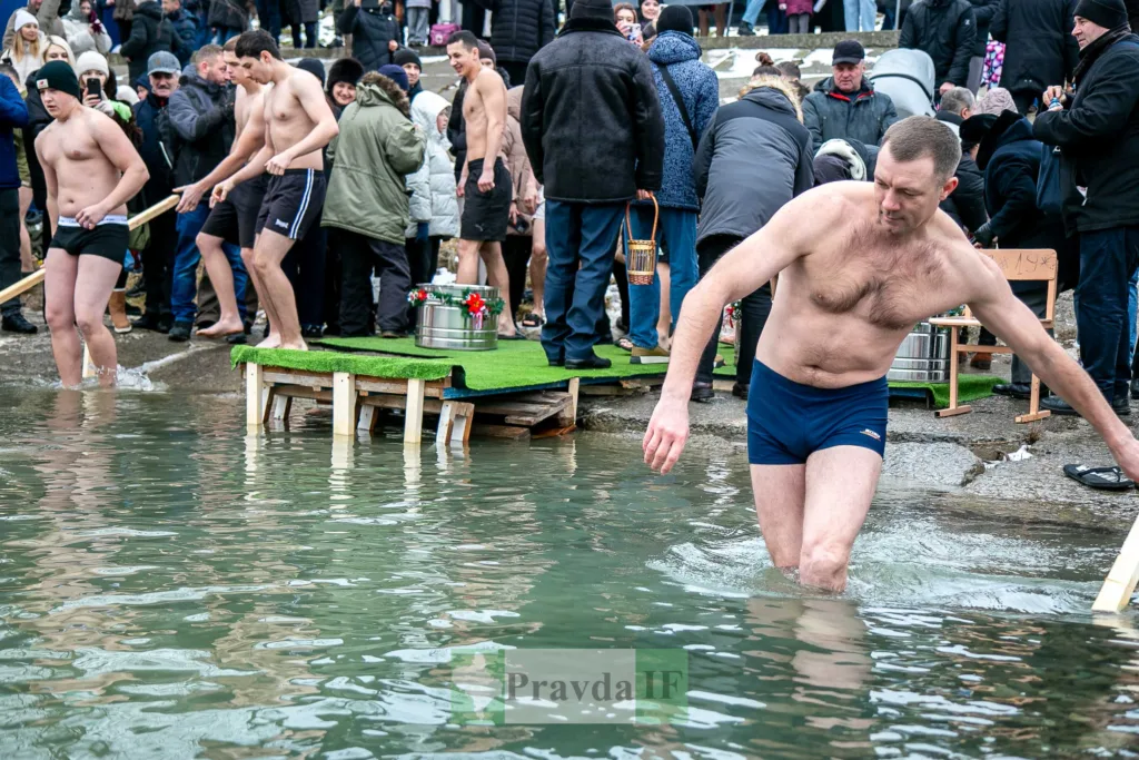 Люди купаються в ополонці на Водохреще