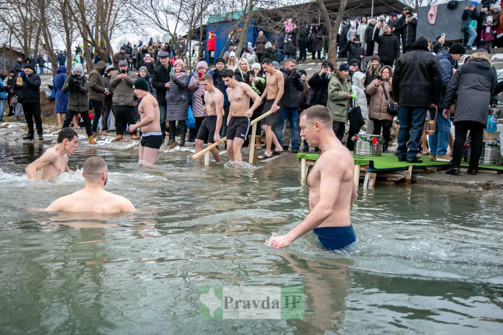 Люди купаються в ополонці на Водохреще