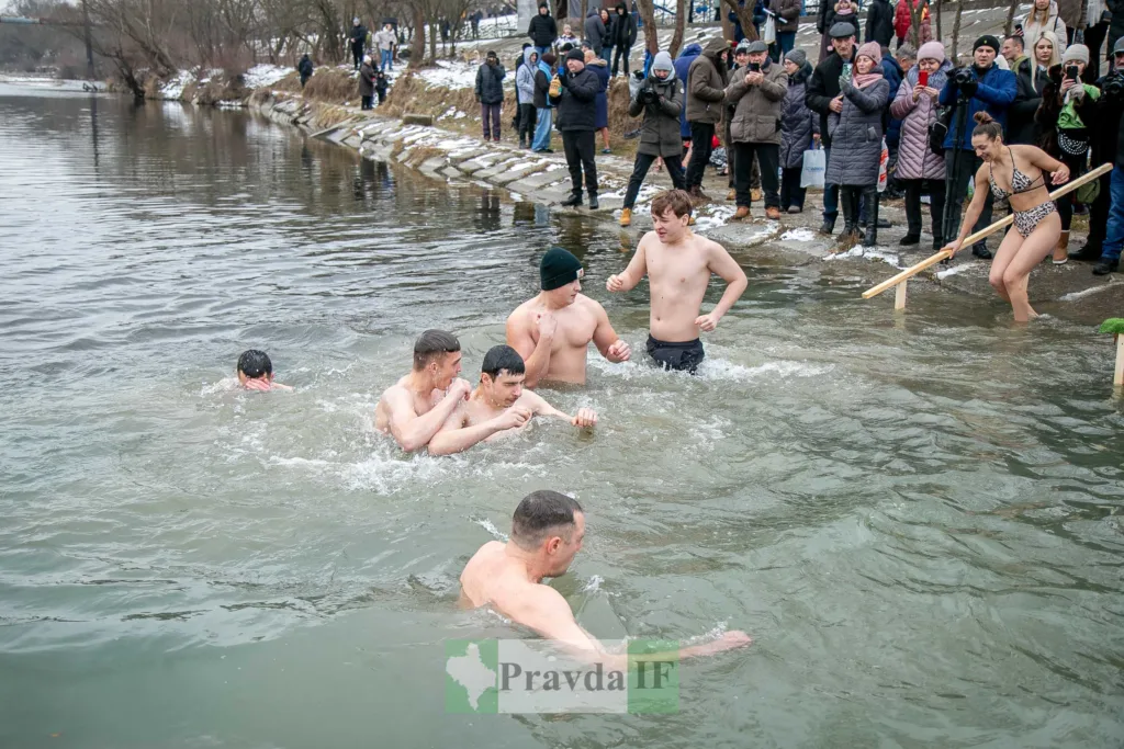 Люди купаються в ополонці зимового дня