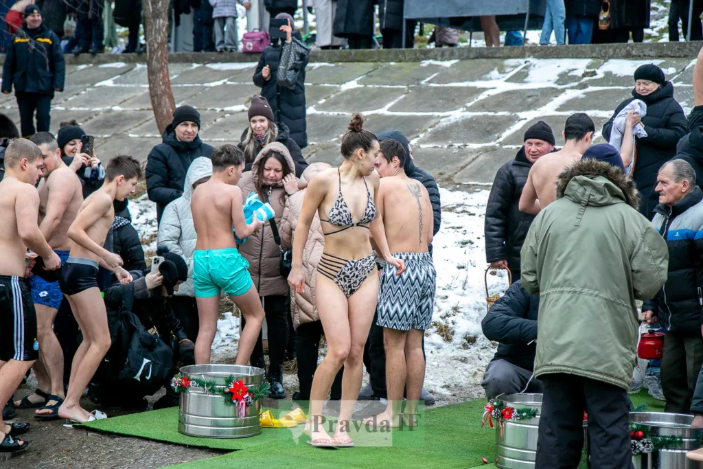 Люди купаються в ополонці на Водохреще