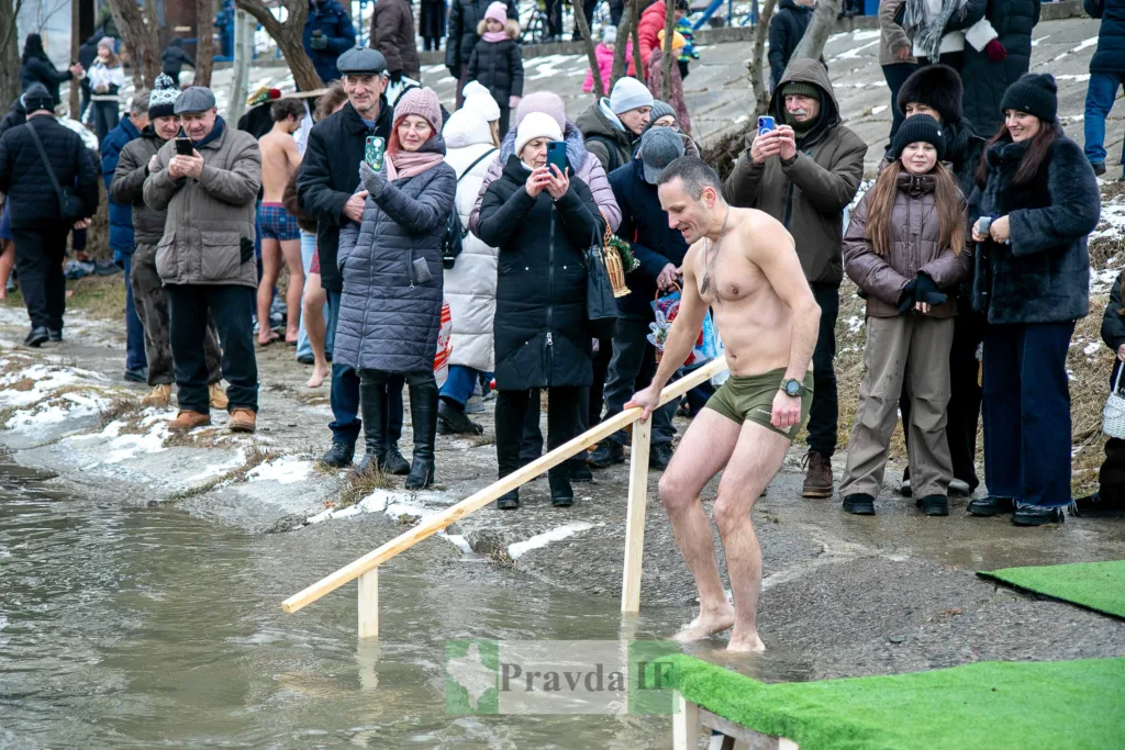 Занурення в крижану воду на Водохреще