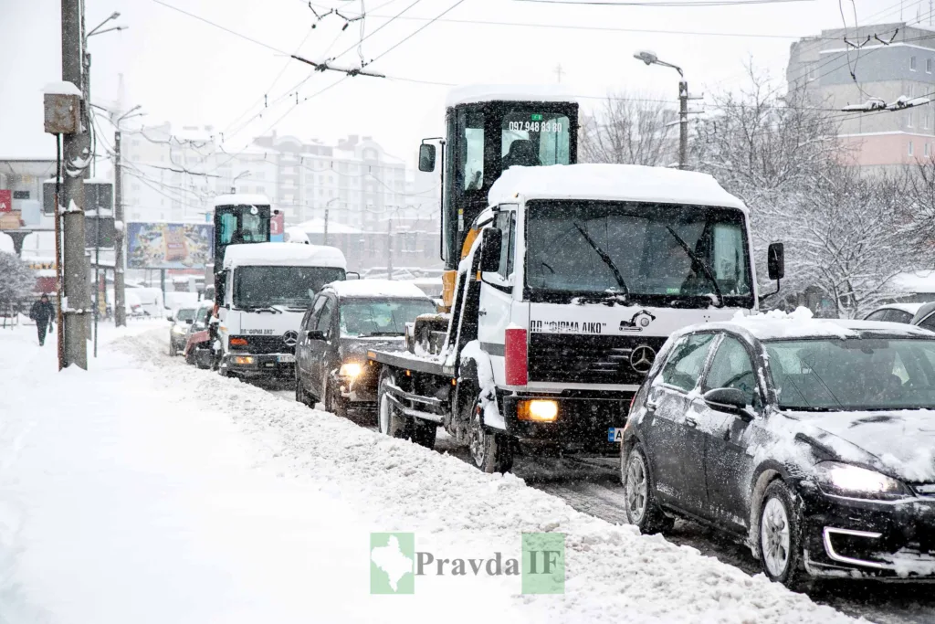 Зимовий затор на засніженій міській дорозі