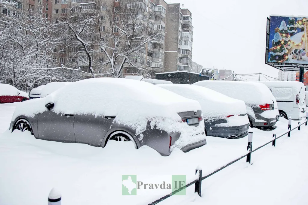 Автомобілі під снігом на зимовій стоянці