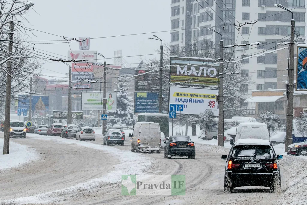 Засніжена вулиця Івано-Франківська з автомобілями