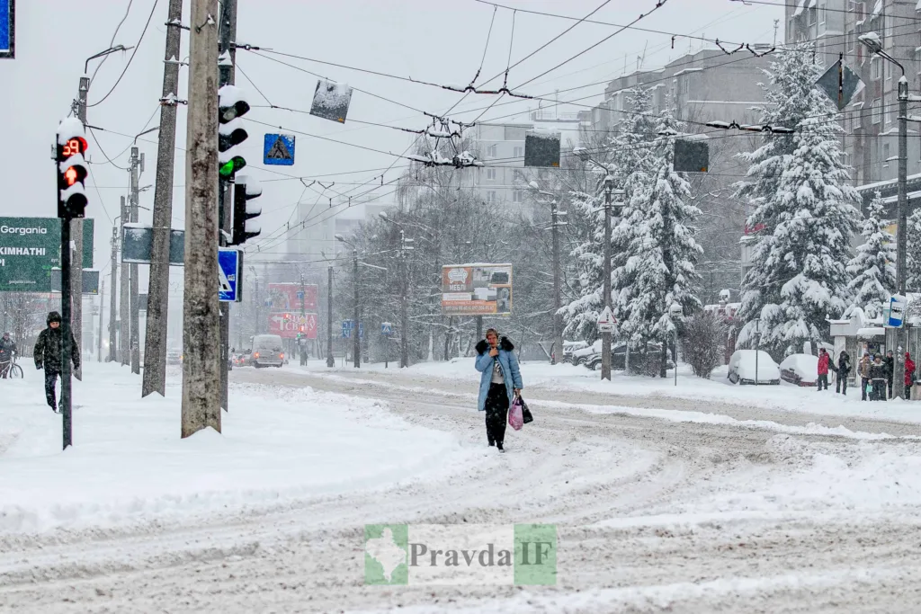 Засніжене міське перехрестя взимку