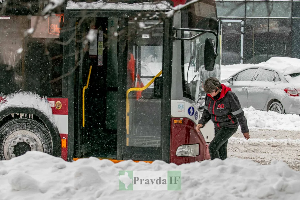 Жінка виходить з автобуса під час снігопаду