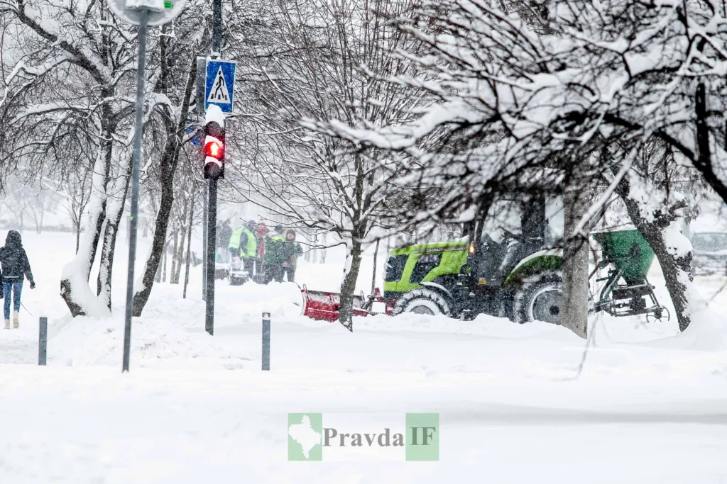 Прибирання снігу трактором на зимовій вулиці