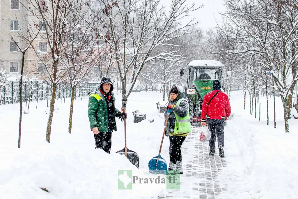 Працівники прибирають сніг на зимовій вулиці