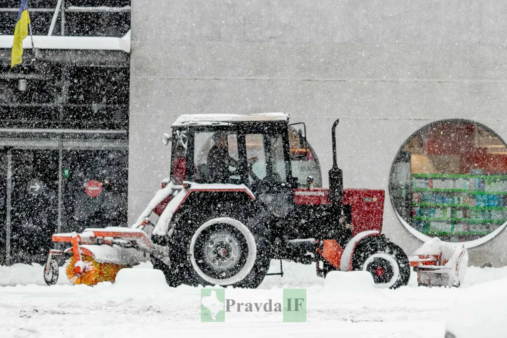 Трактор очищує сніг на міській вулиці