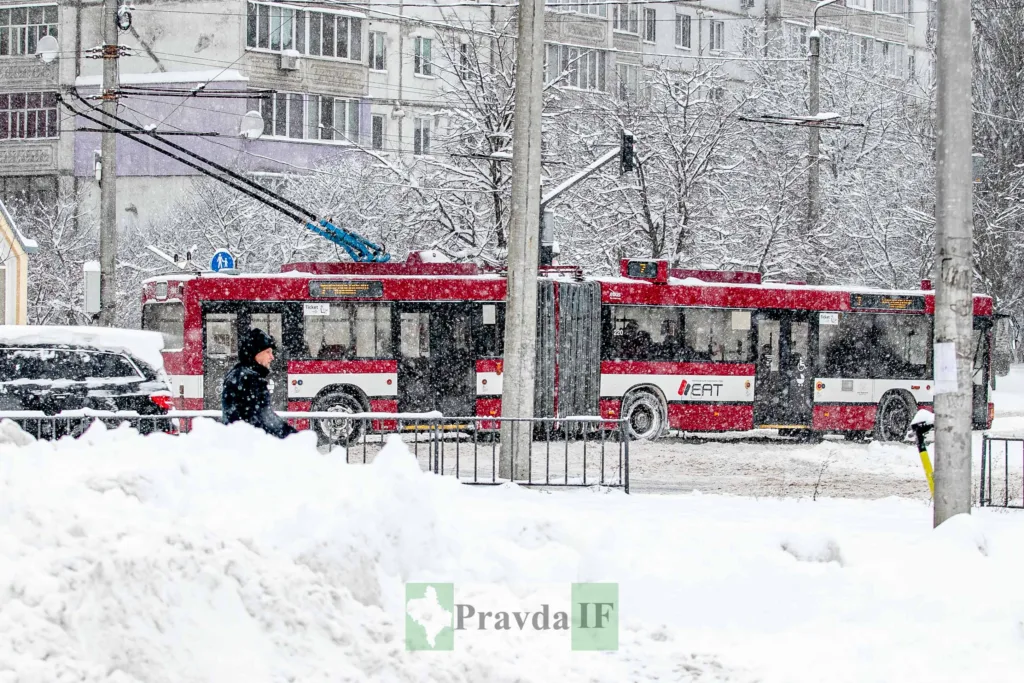 Тролейбус у зимовому сніговому місті