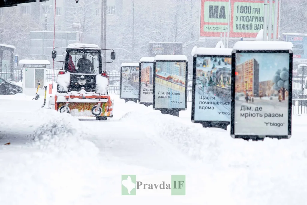 Прибирання снігу на міській вулиці взимку
