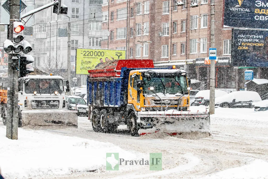 Снігоприбиральна техніка чистить дорогу під час хуртовини