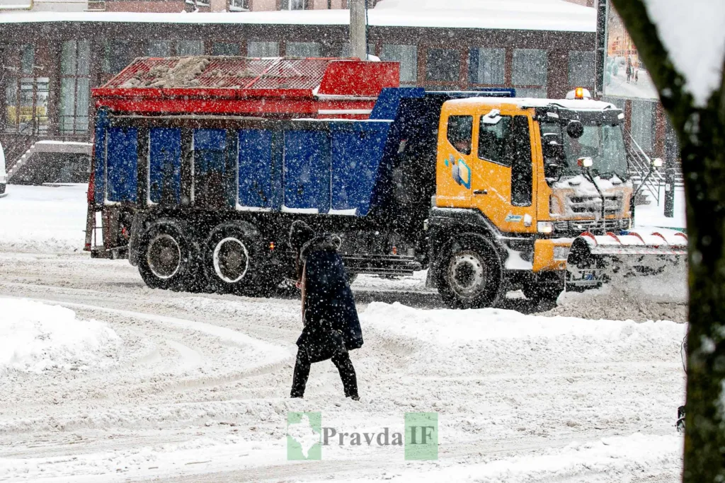 Снігоприбиральна машина працює під час снігопаду