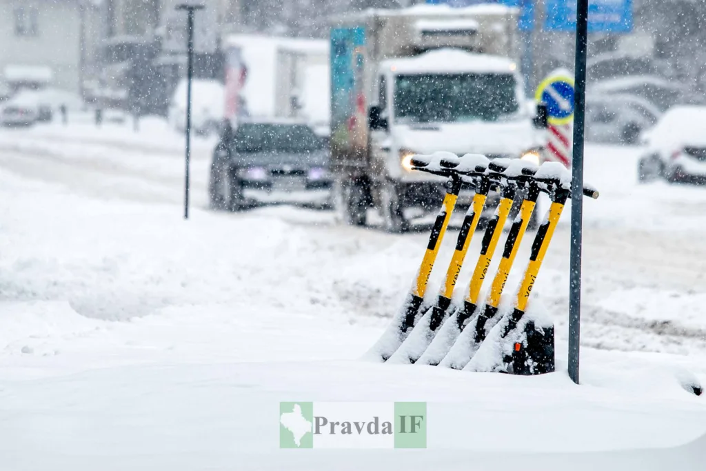 Електросамокати, покриті снігом, на зимовій вулиці