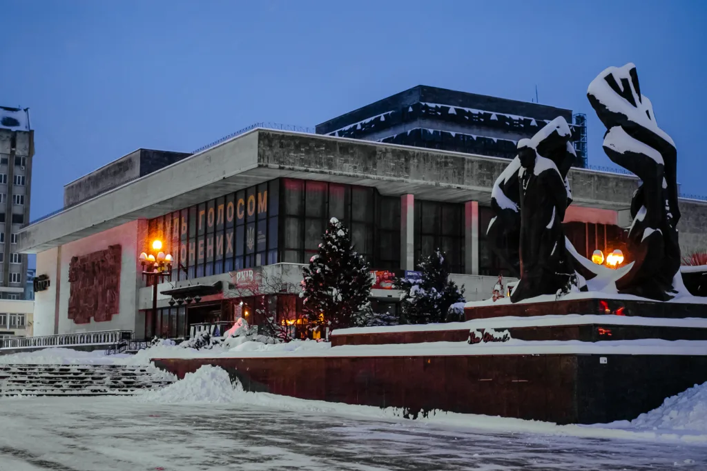 Зимовий театр і пам’ятник у засніженому місті