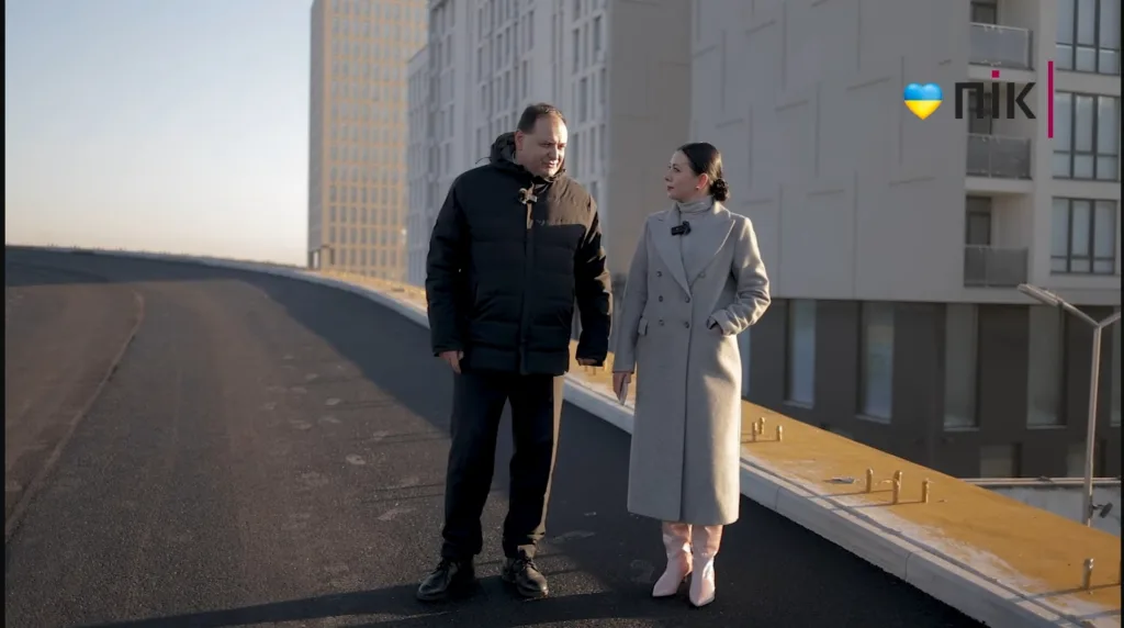 Двоє людей розмовляють на новій міській вулиці