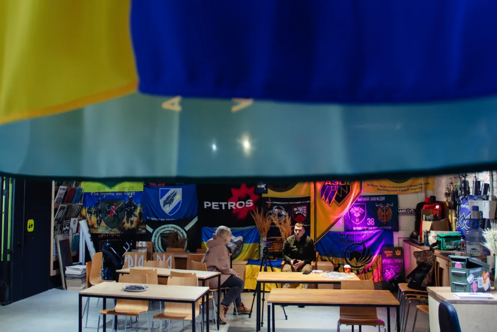 Інтерв’ю в приміщенні з українськими прапорами