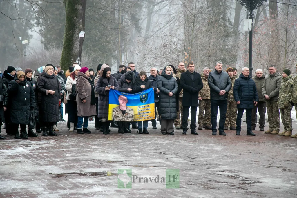 Люди вшанували пам'ять українського військового на вулиці