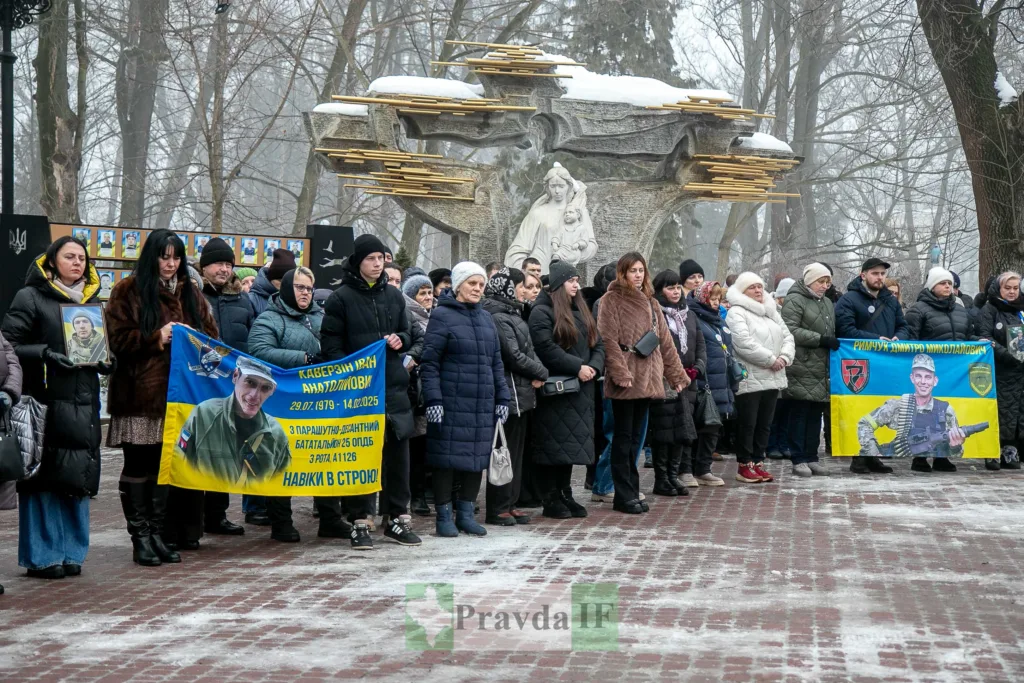 Люди вшановують пам'ять загиблих воїнів у парку