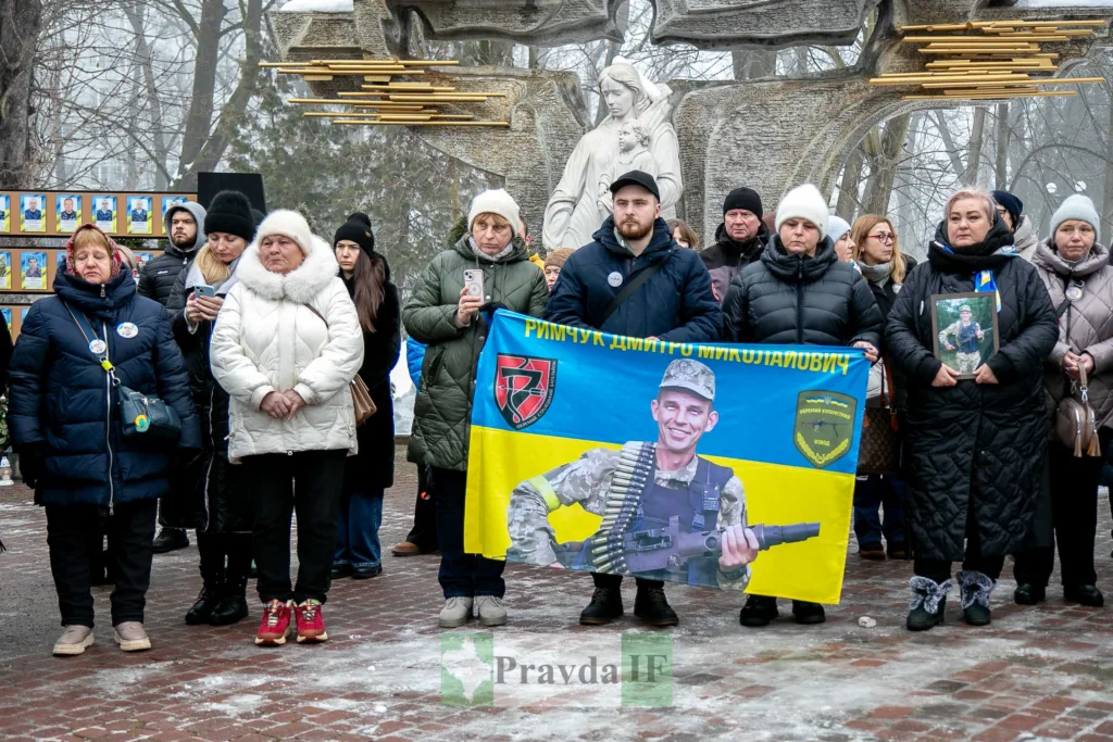 Люди вшановують полеглого українського військового
