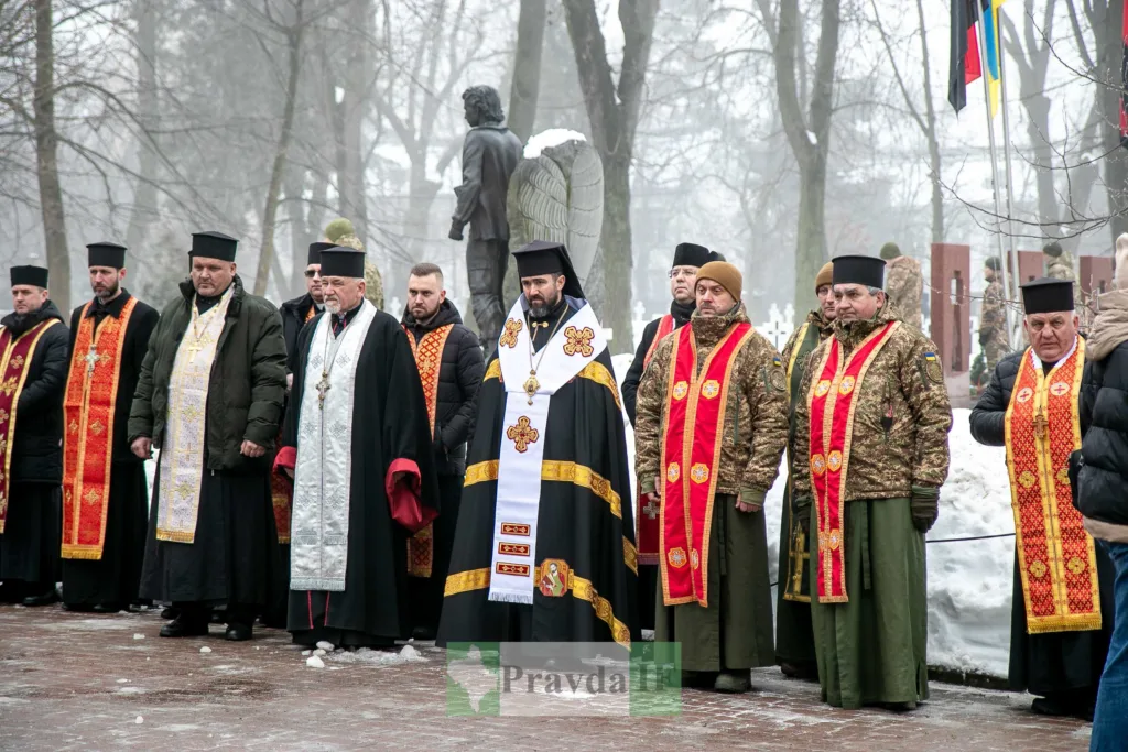 Священики на вшануванні героїв на цвинтарі