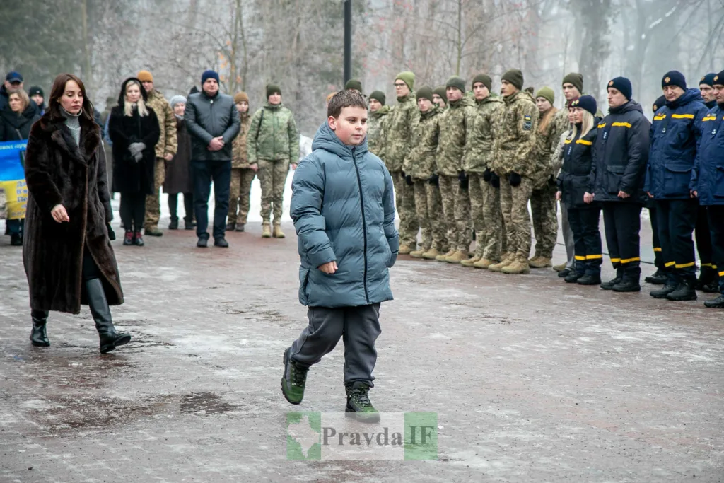 Хлопець проходить повз військових на урочистій церемонії