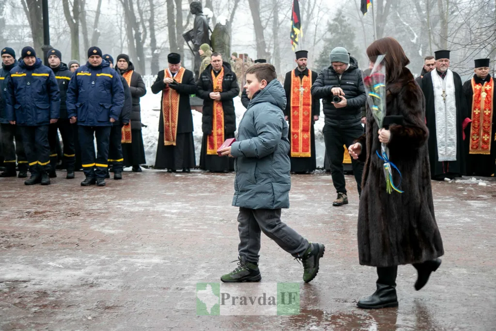 Люди вшанували пам'ять на зимовій церемонії