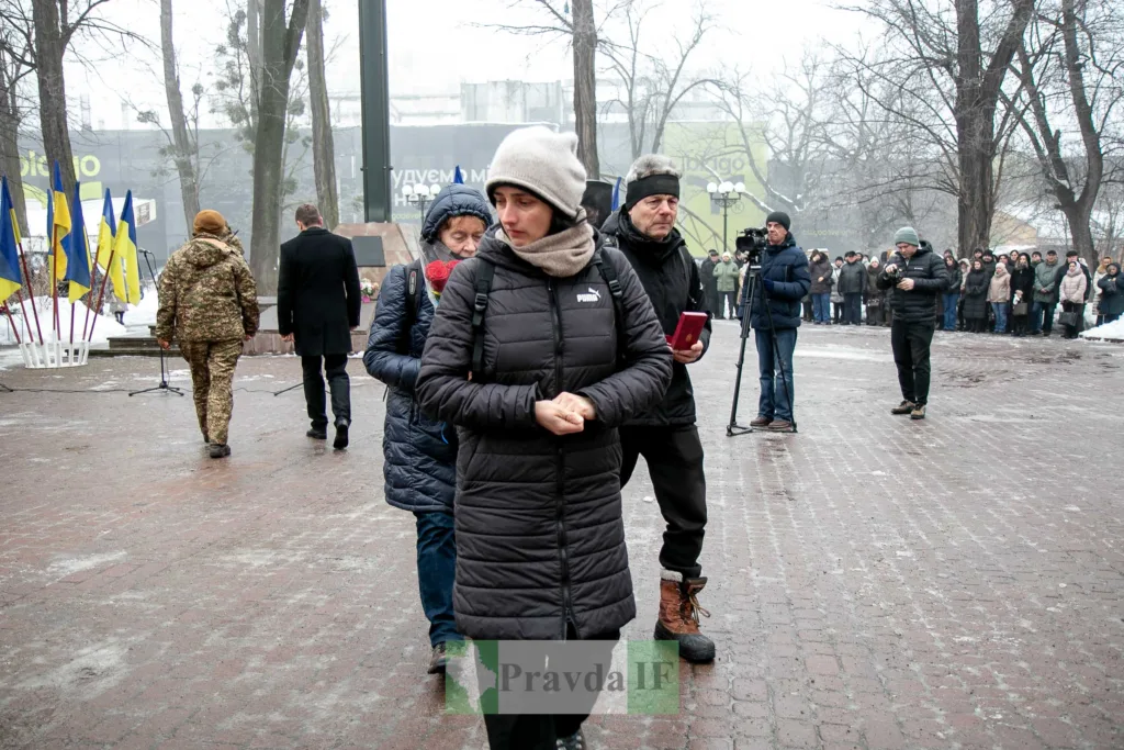 Люди на вшануванні пам'яті героїв у парку
