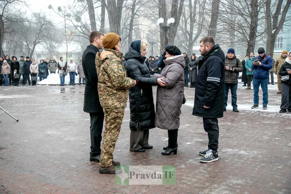 Люди вшановують пам'ять героїв на вулиці