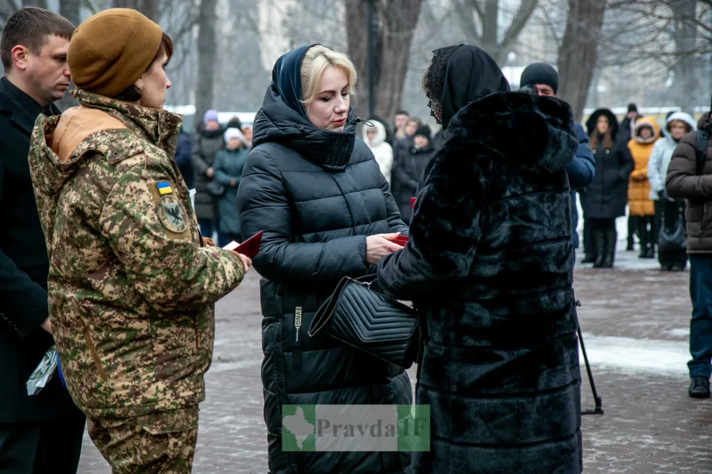Вшанування пам'яті військових в зимовому парку