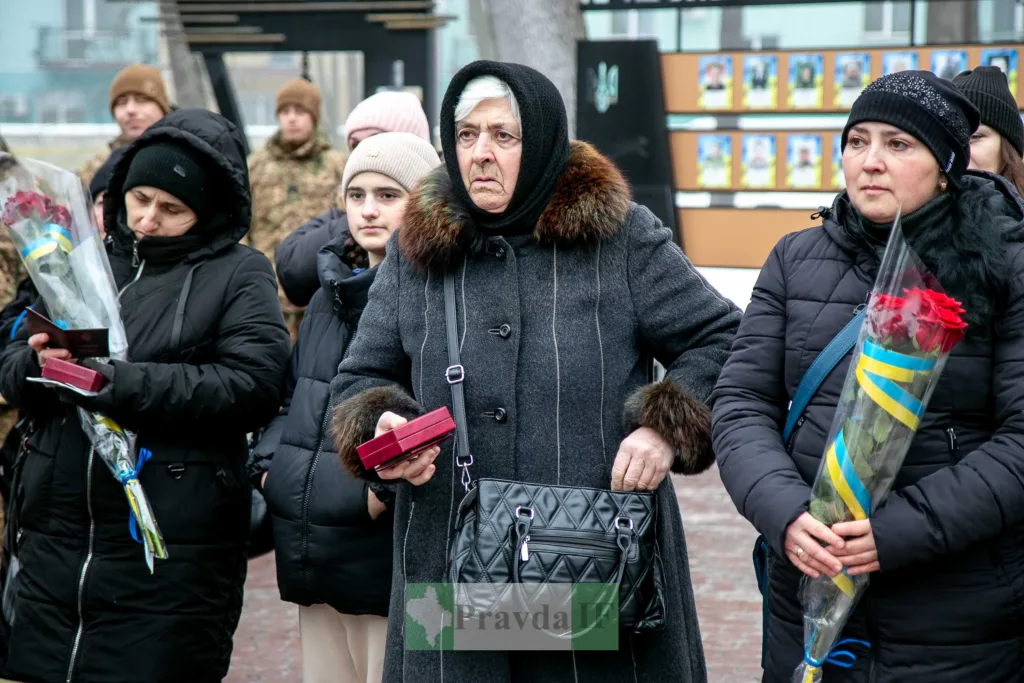 Люди на церемонії вшанування героїв України