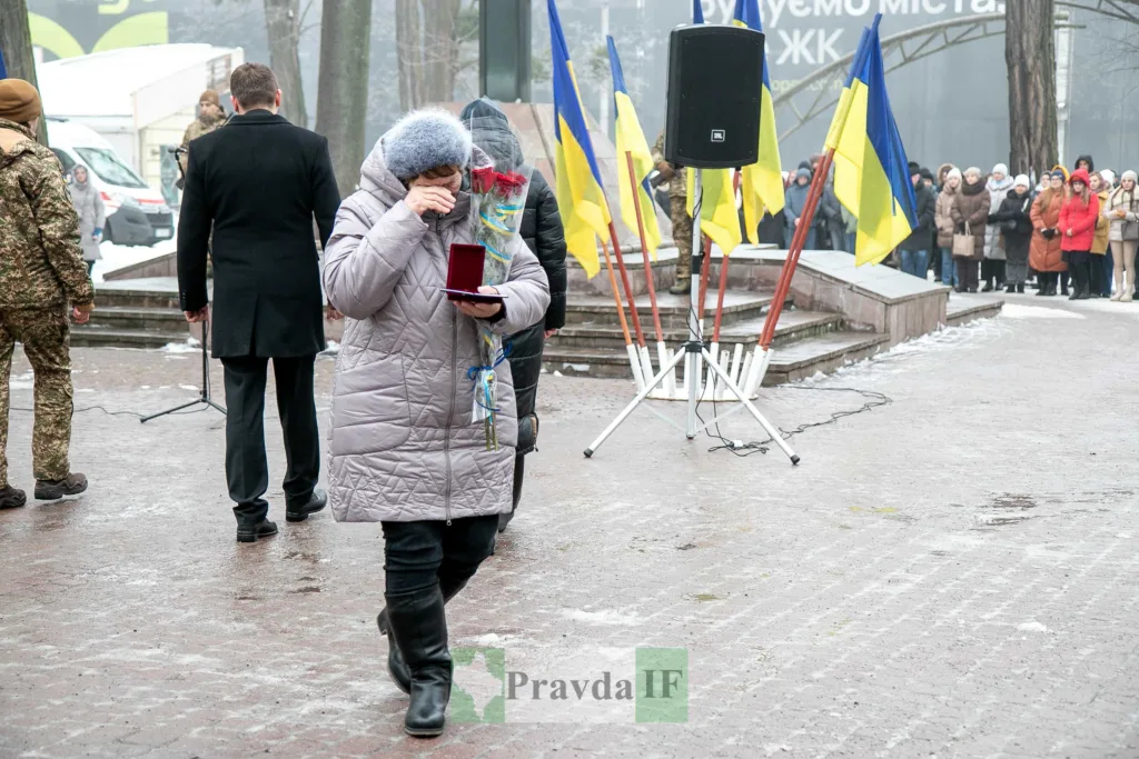 Жінка отримує нагороду на вшануванні героїв України