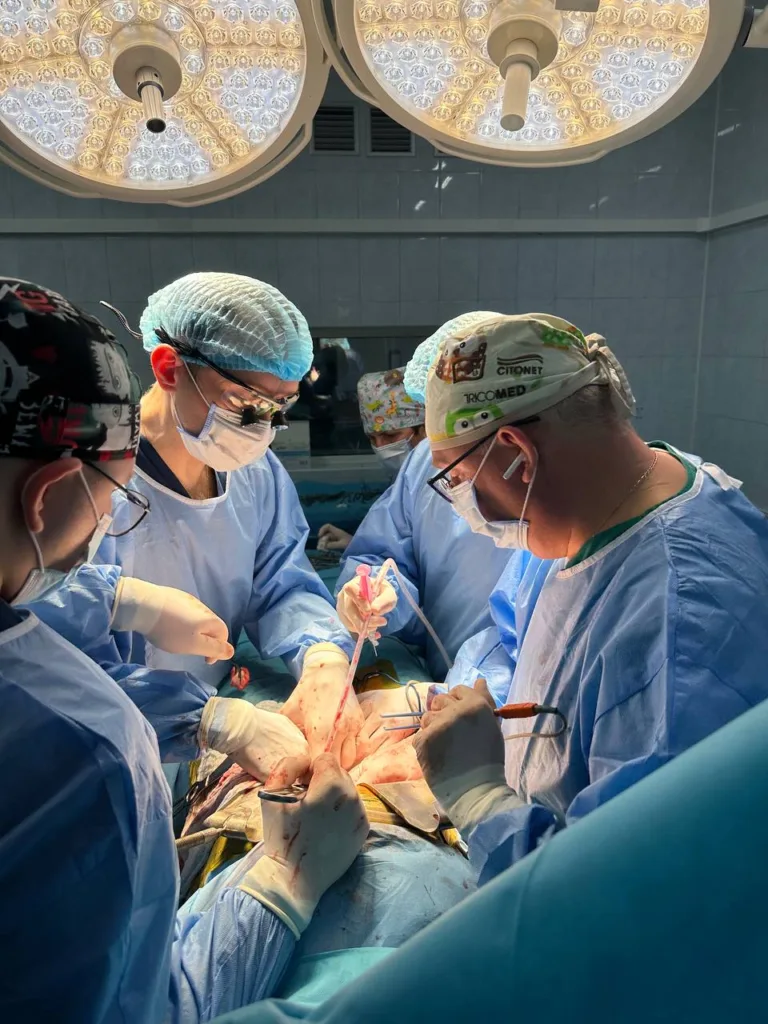 Хірурги проводять операцію в операційній