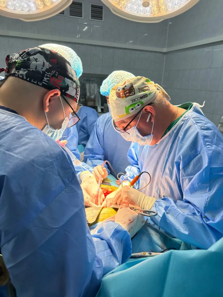 Хірурги виконують операцію в стерильній операційній