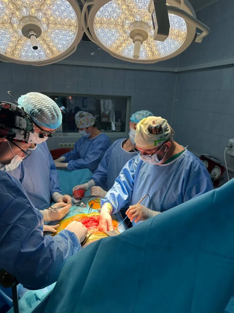 Хірурги проводять операцію в операційній кімнаті