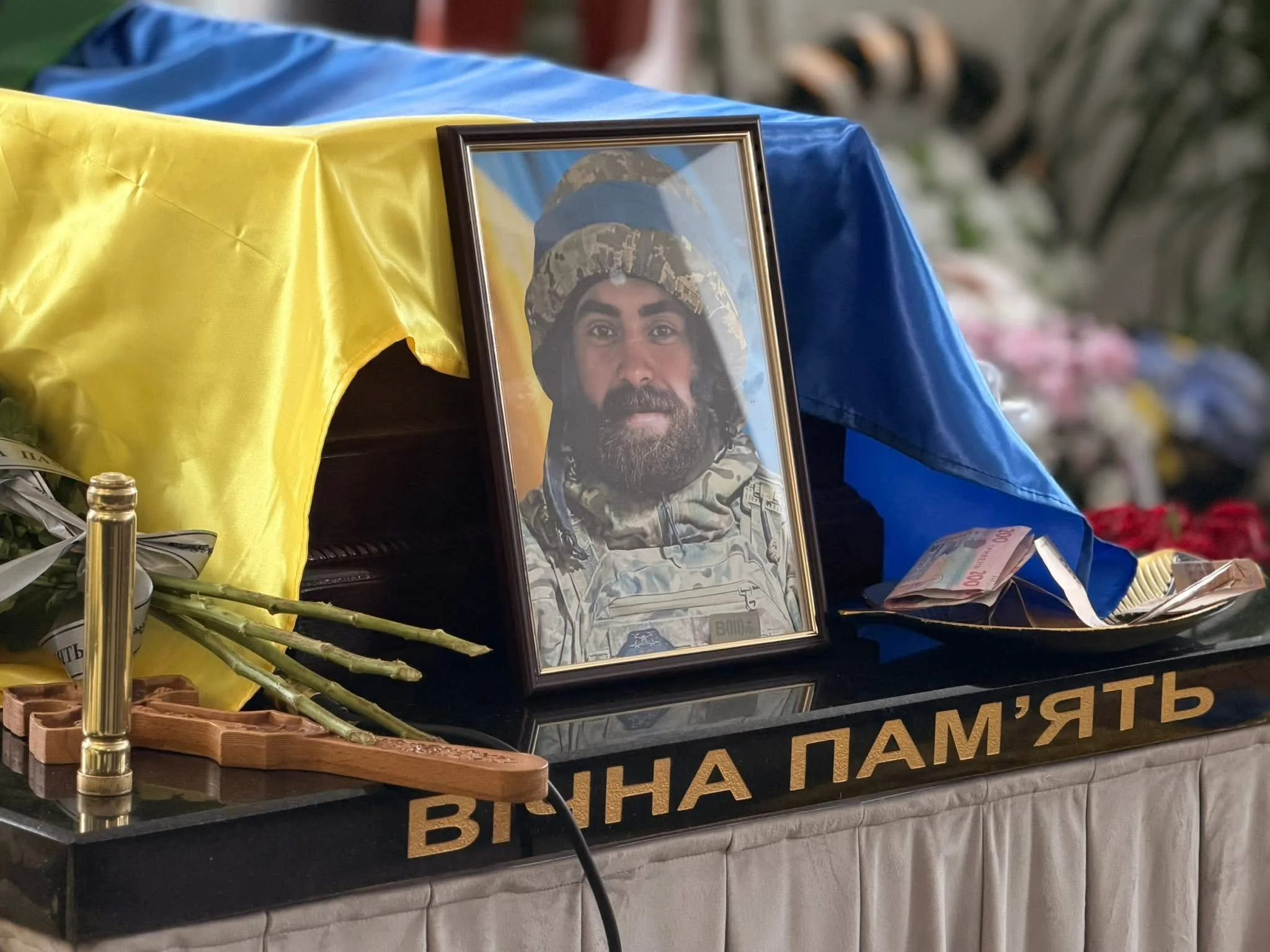 Поховання українського військового з прапором України